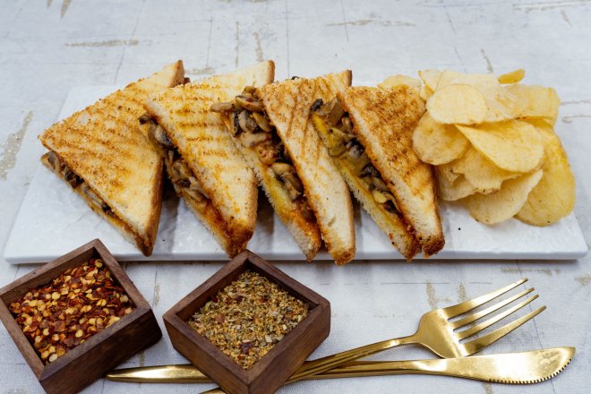 Mantarlı & Çırpılmış Yumurtalı Sıcak Sandviç