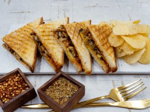 Mantarlı & Çırpılmış Yumurtalı Sıcak Sandviç