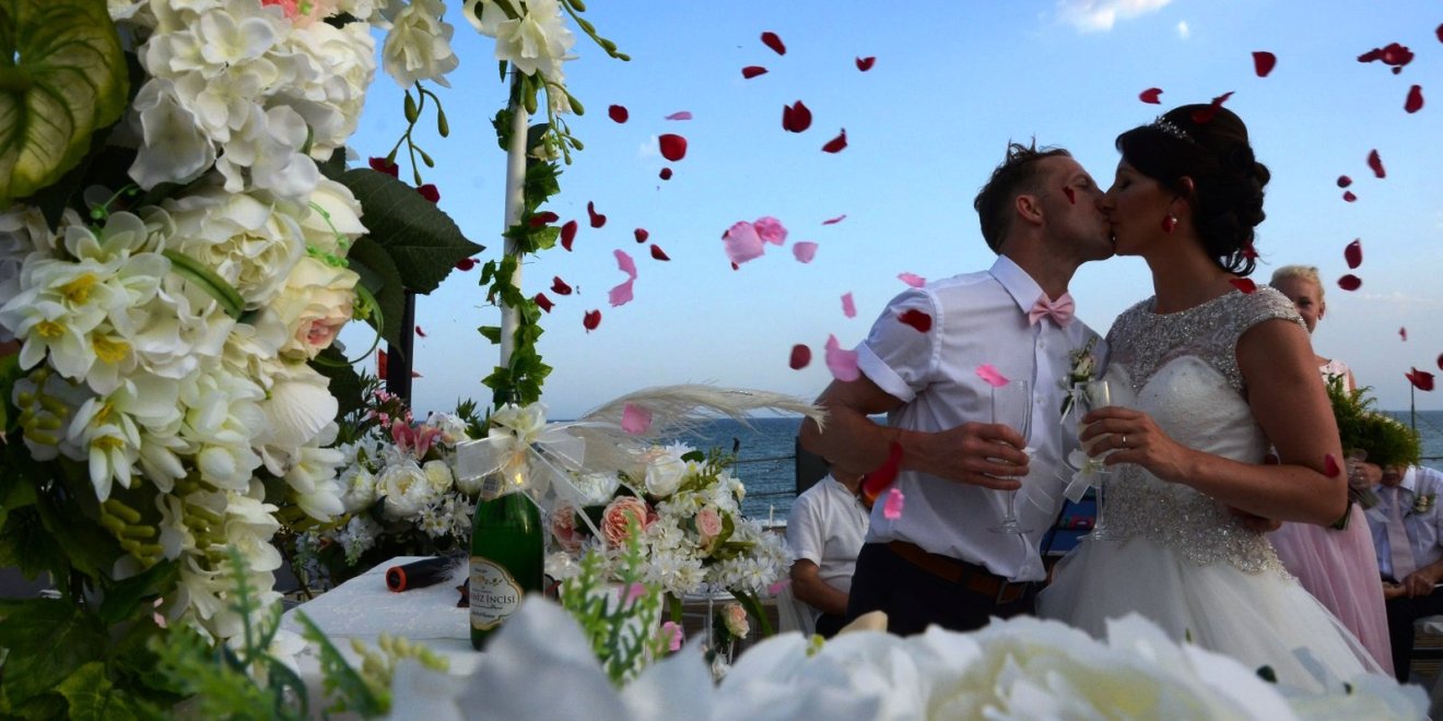 Бракосочетания И Свадьбы Пар Из Англии И Ирландии В Турции