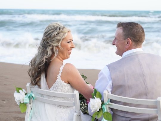 Брачная церемония на пляже Анталия в Турции