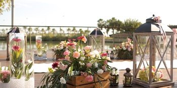 Для деревенской свадьбы нужно подобрать винтажные декорации