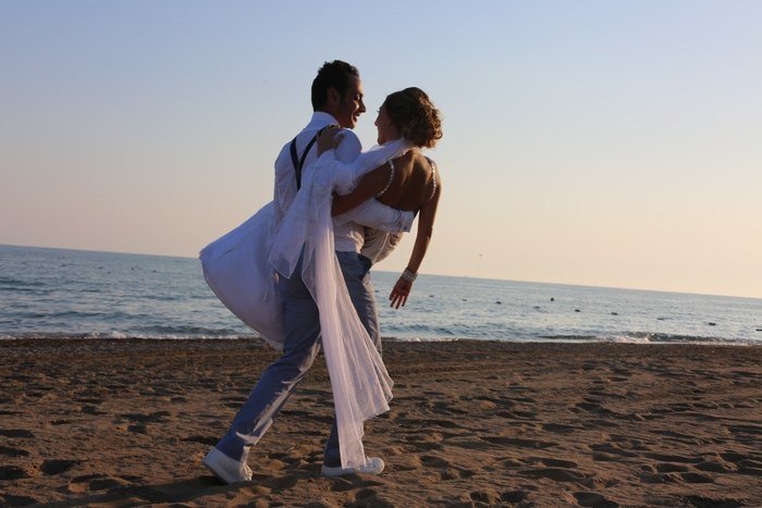 Молодожены на берегу моря в Анталии