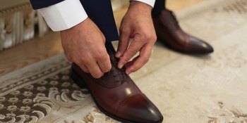 Wie wählt man Bräutigams Schuhe für die Hochzeit