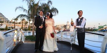 عروس و داماد شب عشاق را با دوستان خود جشن می گیرند