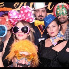 Photobooth Retro Fotoğraf Kabini. Photobooth Retro ile kalabalık çekimler çok keyifli.