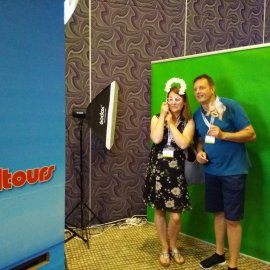 Yeşil Perdenin önünde fotoğrafını çektirip dilediğin fonda kendi görselini yerleştirebilirsin