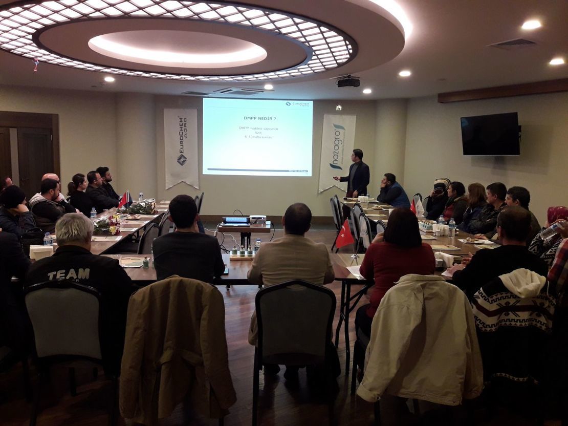 Antalyadaki zirai ilaç bayiilerine bilgilendirme yapıldı.