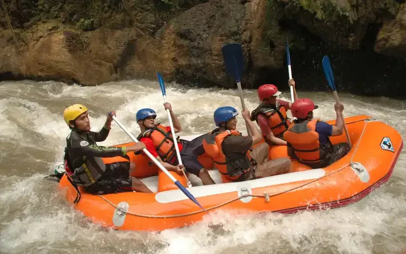 Kanyonda botla akıntıya karşı kürek çeken rafting grubu
