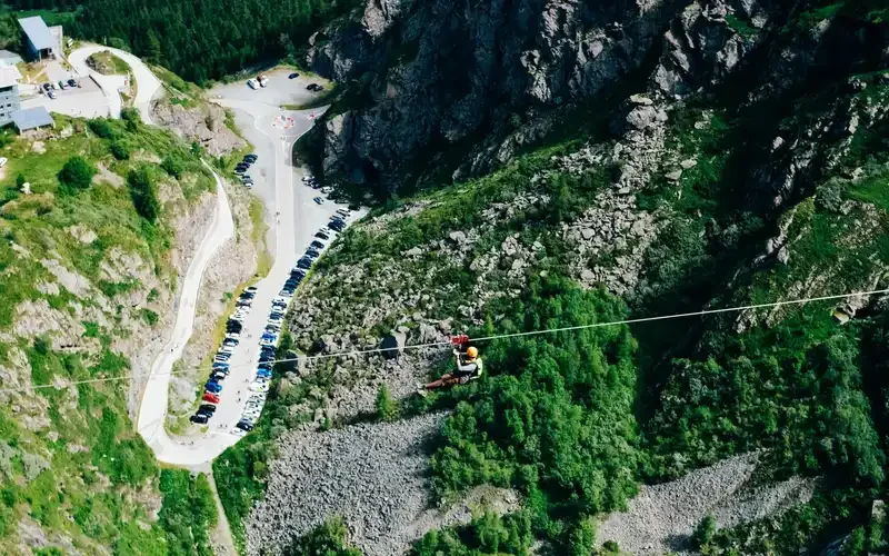 Zipline hattında süzülen bir kişi
