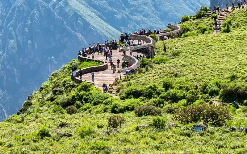 Seyir noktasından manzarayı izleyen turistler