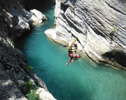 Rafting köprülü kanyon