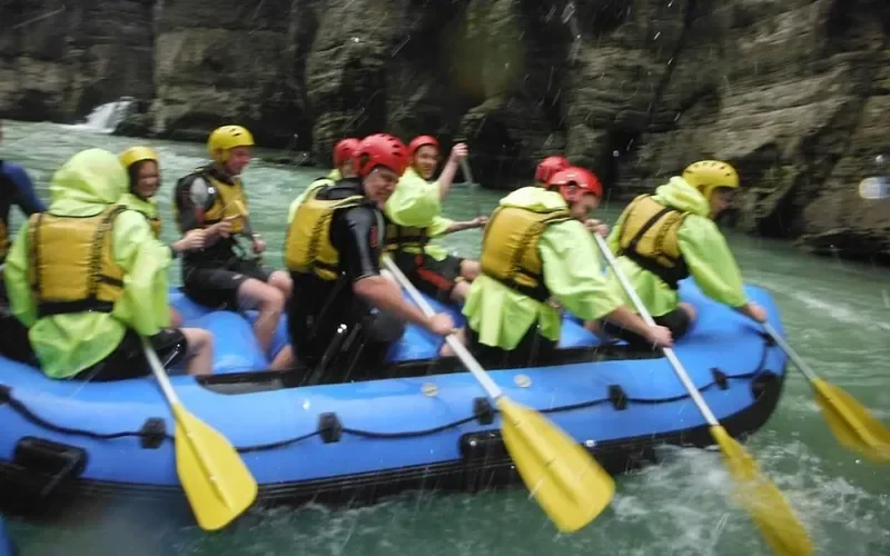 Gruppe paddelt im blauen Raftingboot – Mahmutlar Rafting Preise