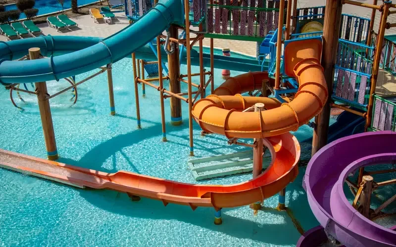 Rengârenk su kaydıraklarının bulunduğu su parkı