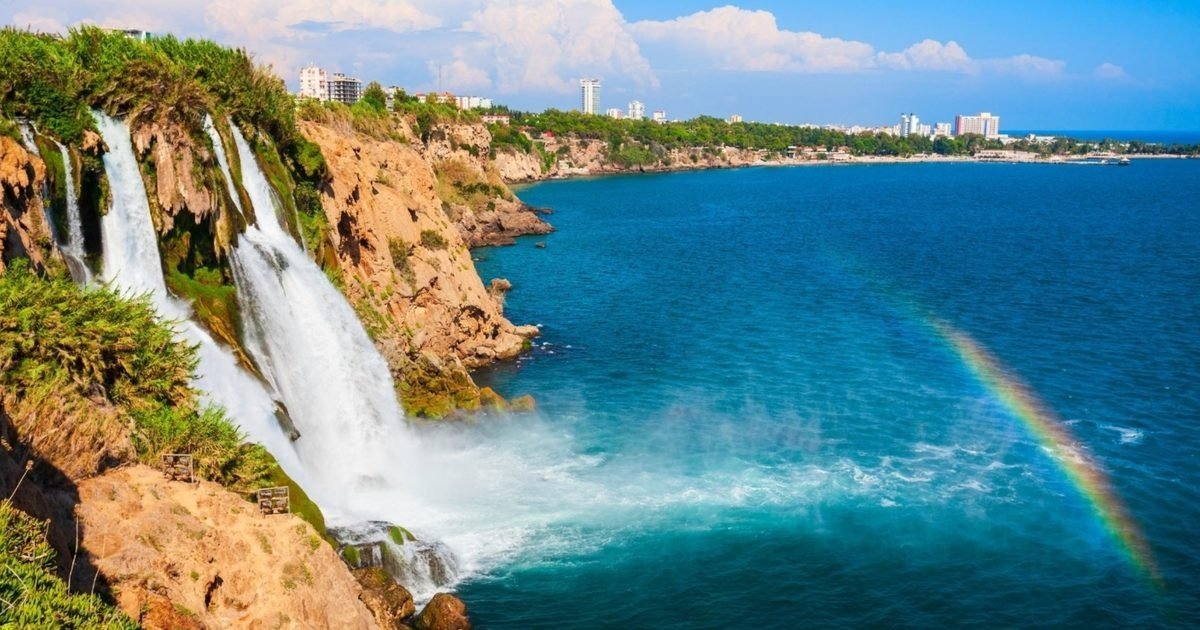 Antalya kıyısında denize dökülen Aşağı Düden Şelalesi