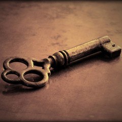 Koyu zemin üzerinde anahtar