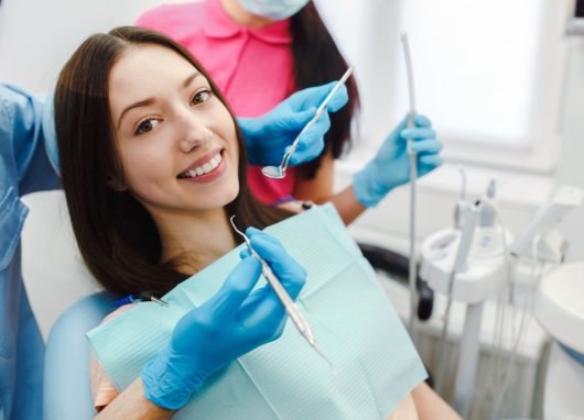 smiling-woman-dentist-chair
