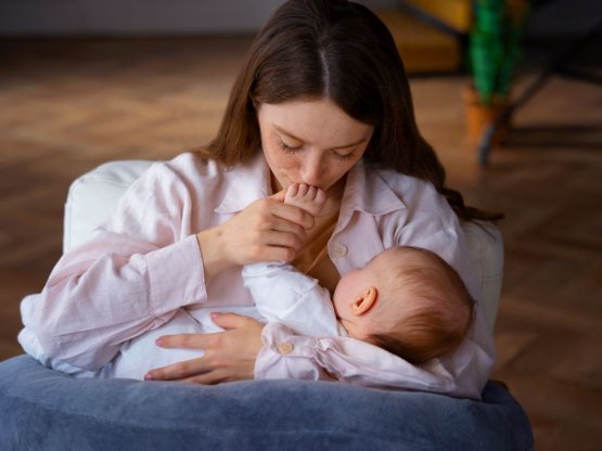 ANNE SÜTÜ İLE BESLENME: BEBEĞİNİZİN EN İYİ BAŞLANGICI