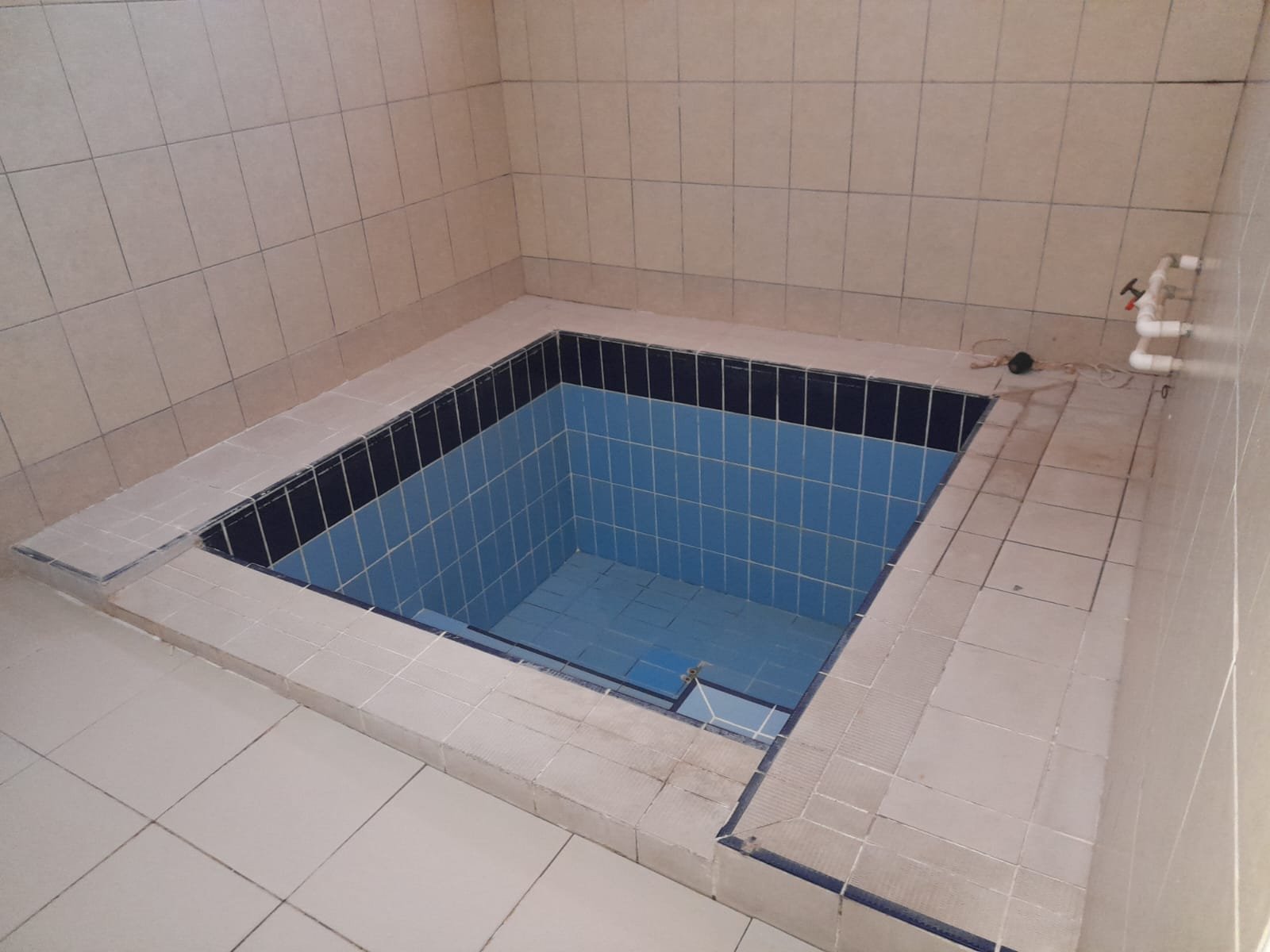 Odaya özel termal havuz ve hamam.