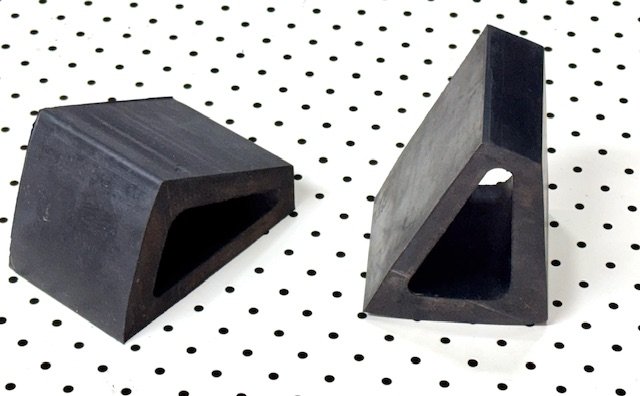 Delikli-Lastik-Epdm-Kaucuk-Stoper-Ucgen