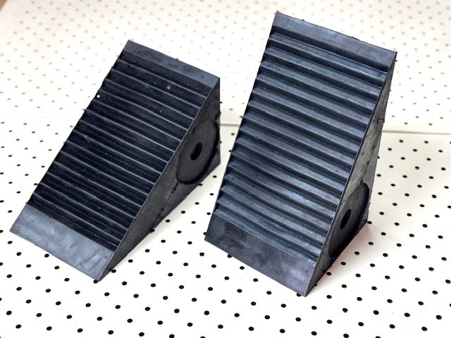 Ücgen-Tirtikli-Takoz-Kaucuk-Lastik