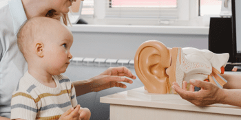 Pediatrik İşitme Cihazları Nedir? Çocuklarda Kullanımı ve Önemi