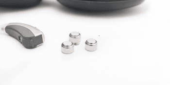 İşitme cihazımın pilini nasıl değiştirebilirim?