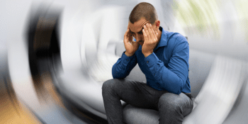 İşitme kaybı baş dönmesine neden olur mu?