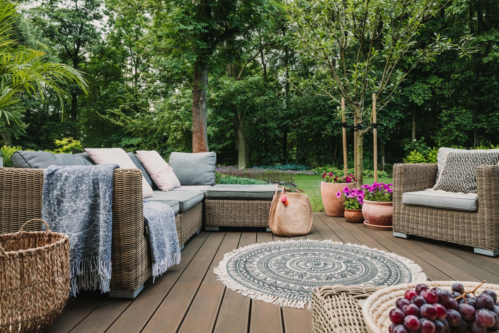 garden-patio-decorated-with-scandinavian-wicker-so-202
