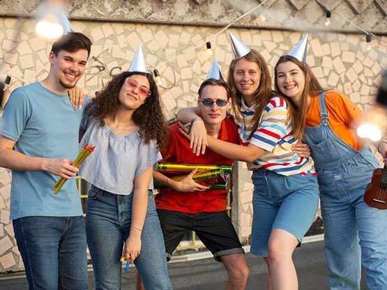 3 Nisan Dünya Parti Günü Nisan Ayı Önemli Günler