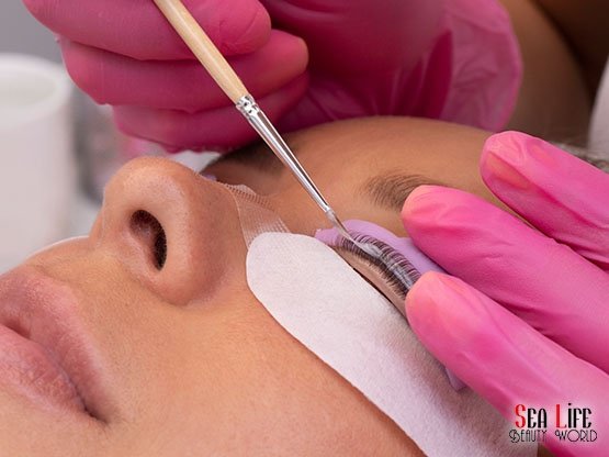 Ankara güzellik salonunda kirpik lifting uygulaması yapılan kadın