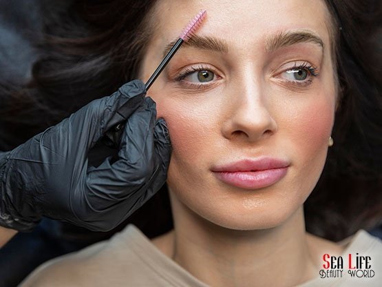 Ankara güzellik merkezinde kaş laminasyonu uygulaması yapılan kadın