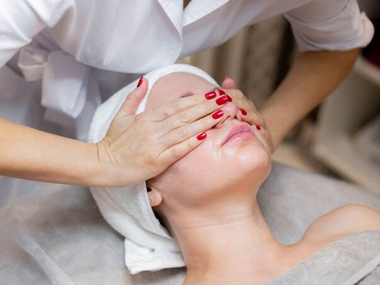 Yüz ve Dekolte Masajı Hydrafacial Cilt Bakımı