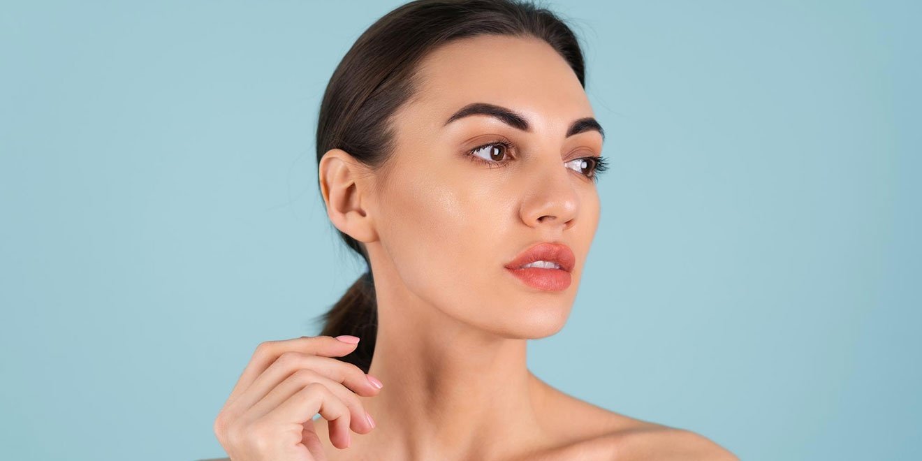 Dudak dolgusu veya lip lift öncesi üst dudak mesafesi ve yüz oranları inceleniyor.