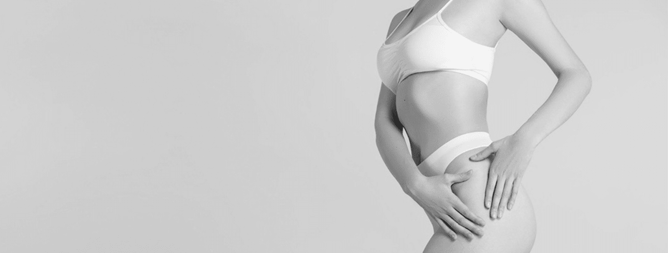 Vücut estetiği ameliyatları ile elde edilen ideal, sıkı ve orantılı bel ve kalça konturunu gösteren kadın.