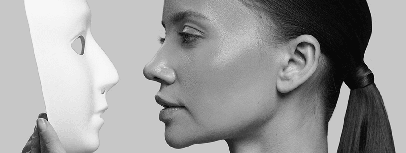 Yüz feminizasyon ameliyatı (FFS) ile kimlikle görünümü uyumlama konseptini simgeleyen, maske tutan kadın profili.