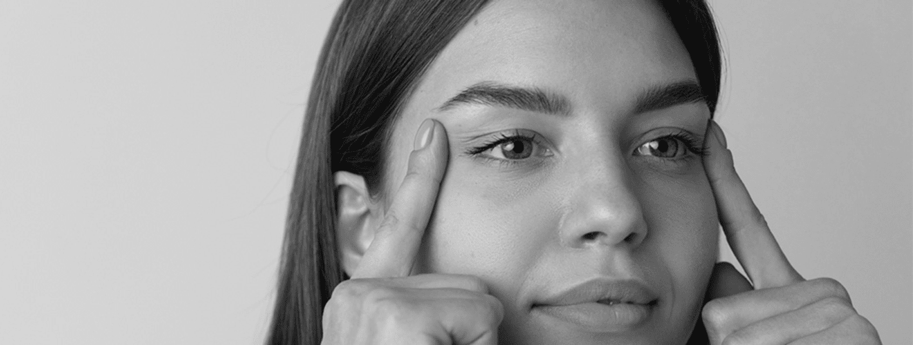 Badem göz estetiği (fox eye lift) ile hedeflenen yukarı çekilmiş göz ve kaş şeklini gösteren kadın.