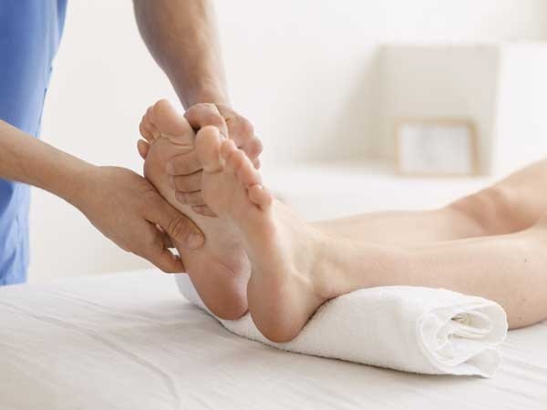 Ayak-Yorgunlugunu-Ne-Alir-Tuzlu-Su-Ayak-Yorgunluguna-Iyi-Gelir-M