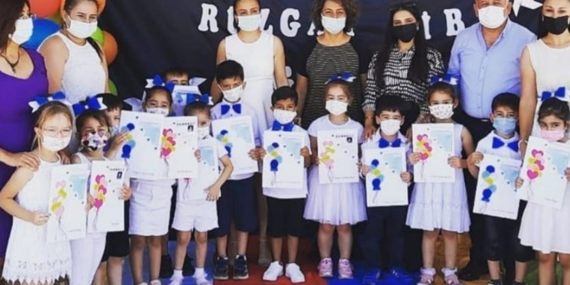 MİNİKLERİN KARNE SEVİNCİ