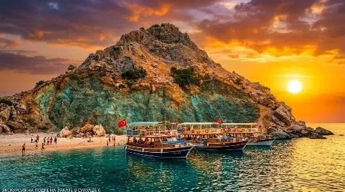 Gün batımında parıldayan Suluada ve guletler