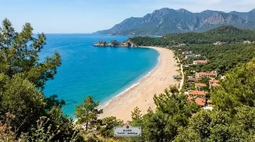 Kumlu plajda demirli gulet ve yüzenler