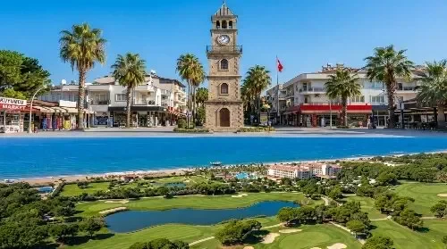 Gün batımında deniz mağarası lagününde yüzenler