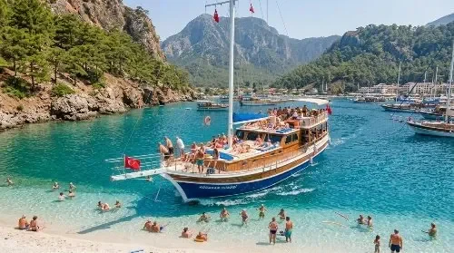 Antalya Kaleiçi limanında lüks yat