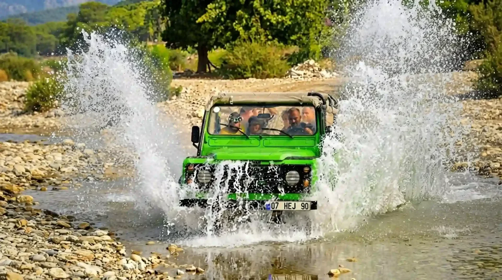 Jeepy w konwoju w górach Taurus
