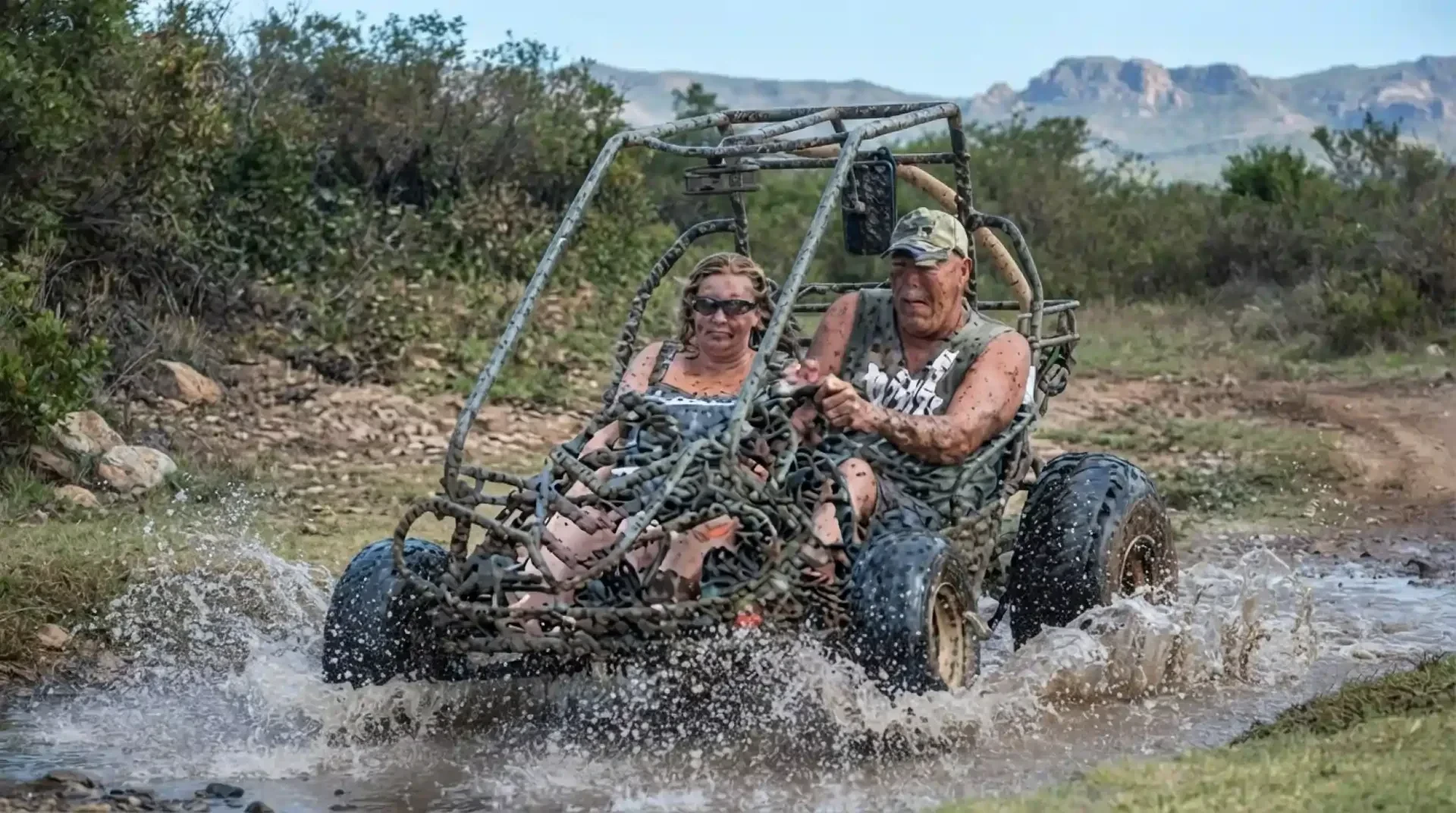 Kierowca buggy w kasku