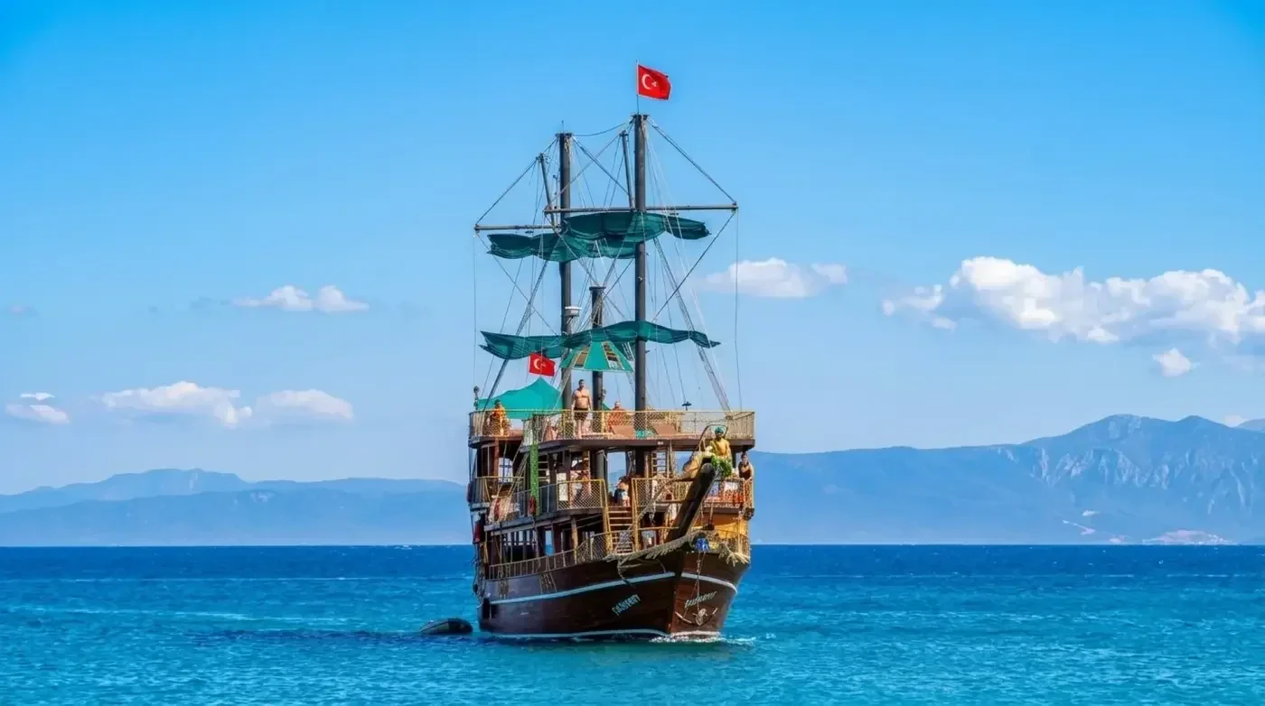 Piratenschiff mit hohen Masten auf offener See vor Antalya