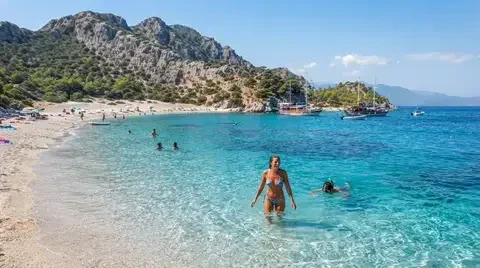 Türkiye'nin Maldivleri olan Suluada Adası'nın kristal berraklığındaki turkuaz sularında yüzmek