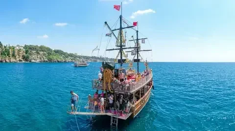 Antalya korsan gemisi güvertede misafirlerle Akdeniz'de geziniyor