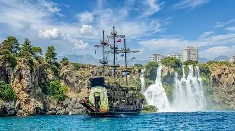 Antalya'daki Düden Şelalesi Kayalıklarından geçen korsan tekne turu