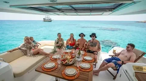 Antalya'da özel lüks bir yatın güvertesinde yemek yiyen arkadaşlar