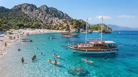 Suluada Adası'nda gulet ve yüzücüler, tur güzergâhının son durağı